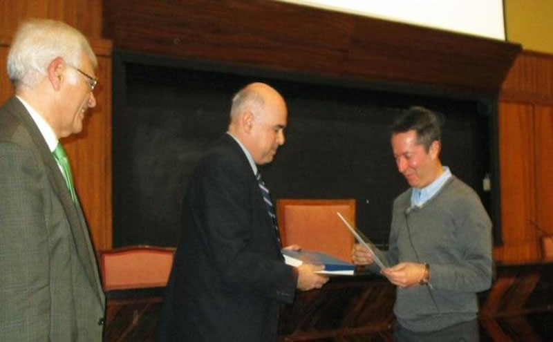 Entrega de diploma y placa de socio de honor de SEDOPTICA a Ignacio Cirac